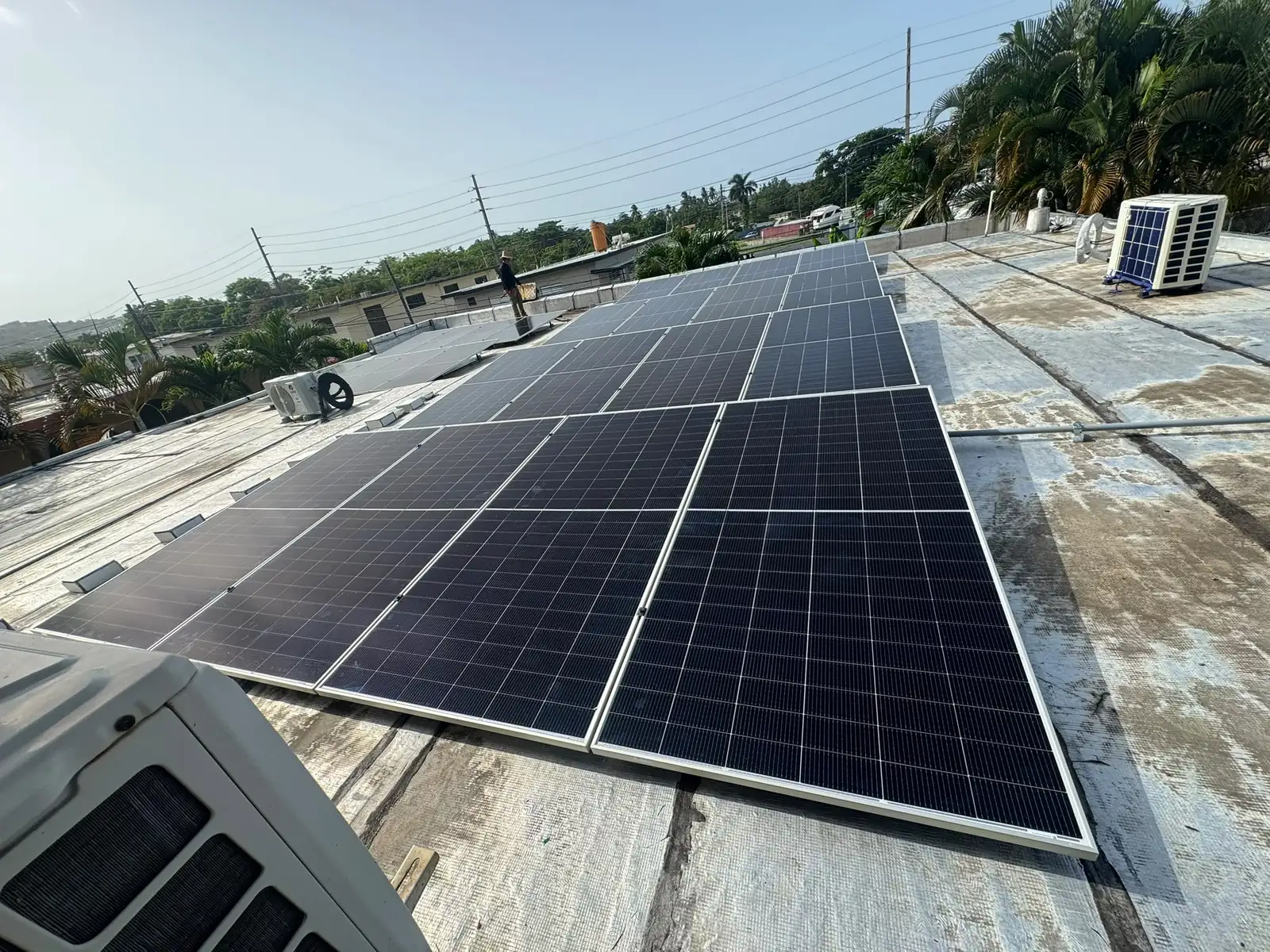 Sistema de placas solares instalado en un techo de hormigón plano en Puerto Rico