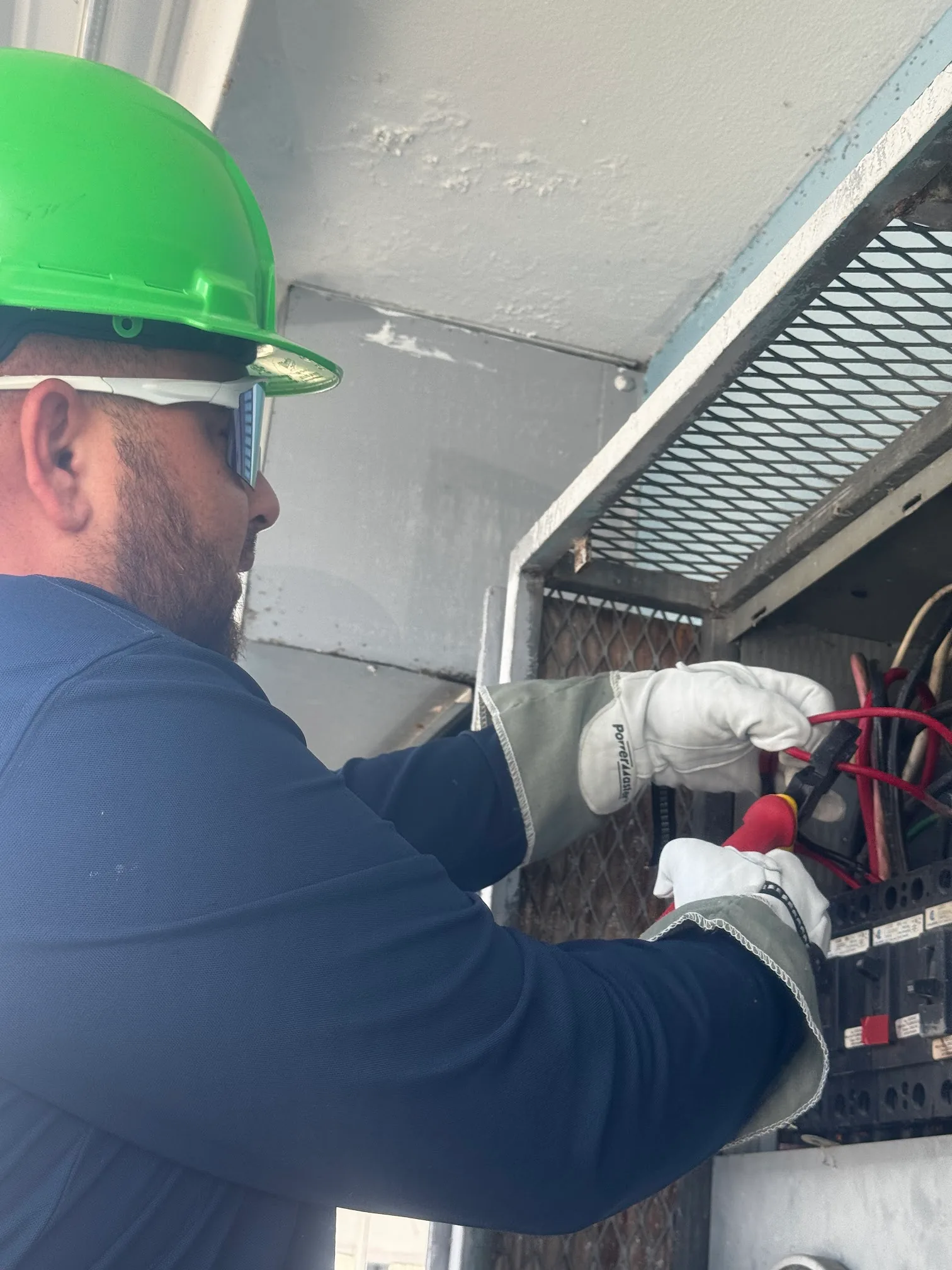 Técnico electricista licenciado de Kilowatt PR trabajando en instalación eléctrica